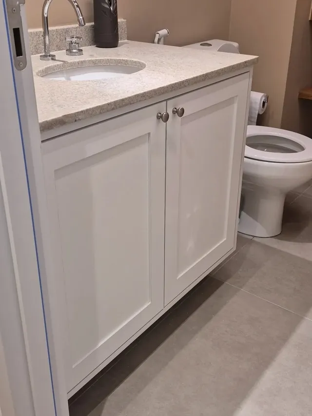 Gabinete de banheiro branco com portas almofadadas