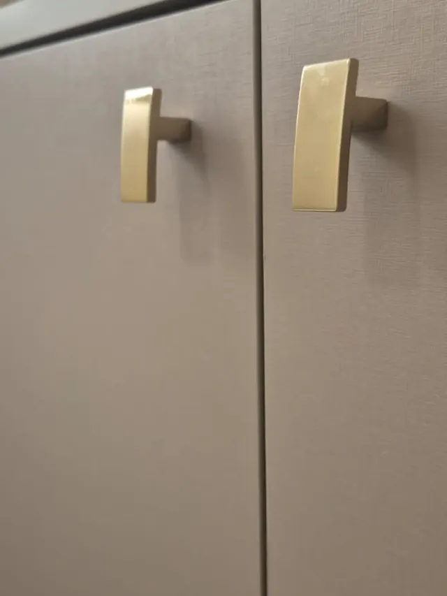 Puxadores dourados em portas fendi