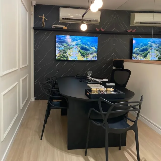 Sala de reunião com mesa oval preta